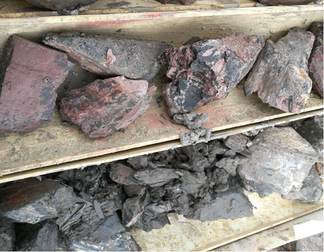 根据场地内西侧山体开挖后所形成边坡显示,强风化岩层倾角接近90度